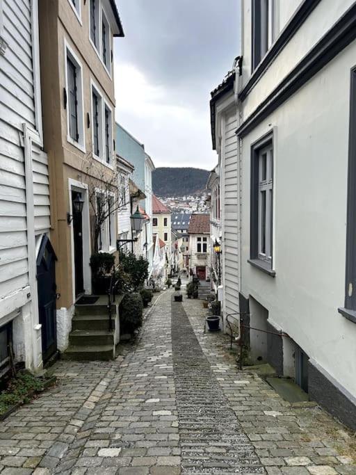 Cozy Apartment In Popular Street Bergen Bagian luar foto